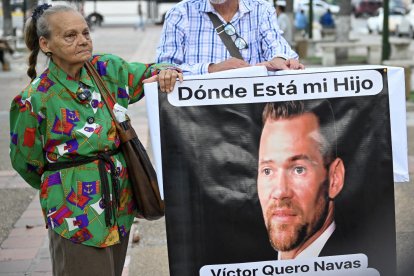 Carmen Nava posa junto a una foto de su hijo, el preso político Víctor Quero Navas, en Caracas el 30 de abril de 2026. Venezuela confirmó el 7 de mayo de 2026 la muerte de Quero Navas, nueve meses después de su fallecimiento, según informó el Ministerio de Servicios Penitenciarios en un comunicado.