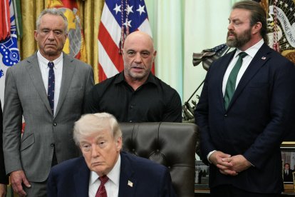 Joe Rogan, junto al presidente Donald Trump y al secretario de Salud, Robert F. Kennedy Jr.