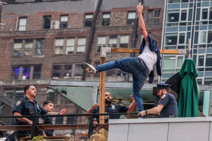 Un joven en un presunto intento de suicidio detenido por la policía de Nueva York
