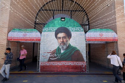 Un mural del Ayatolá Mojtaba Jamenei en una estación de metro de Teherán.