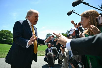 El presidente estadounidense Donald Trump habla con la prensa antes de abordar el helicóptero presidencial Marine One al partir del jardín sur de la Casa Blanca en Washington DC, el 12 de mayo de 2026.