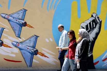 El 10 de mayo de 2026, ciudadanos iraníes pasaron junto a un mural antiestadounidense y antiisraelí pintado en una pared de la capital, Teherán.