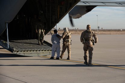 El Comando Norte de EEUU y el Comando de Transporte de EEUU apoyando los vuelos de deportación del ICE, mediante transporte aéreo militar en Fort Bliss, Texas, el 7 de febrero de 2025.
