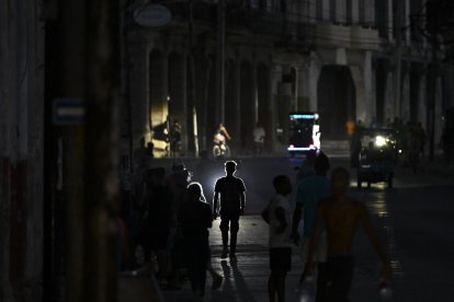 Personas caminando durante un apagón en La Habana (Archivo)