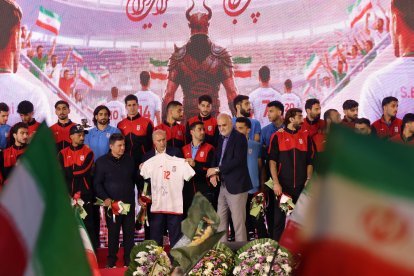 Miembros de la selección nacional de fútbol de Irán en una ceremonia antes de su partida para la Copa Mundial de la FIFA 2026