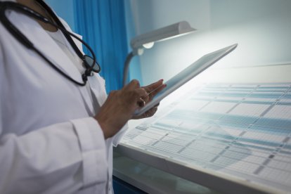 Una doctora utiliza un dispositivo digital en el hospital (Imagen de archivo)