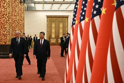 El presidente de China, Xi Jinping (derecha), y el presidente de Estados Unidos, Donald Trump, llegan a un banquete de Estado en el Gran Salón del Pueblo en Pekín el 14 de mayo de 2026.