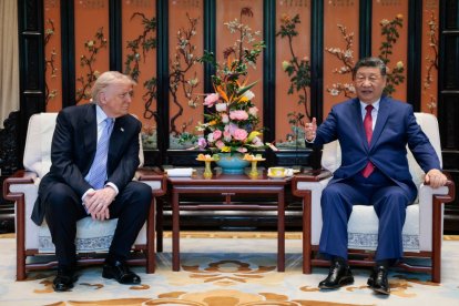 Donald Trump (izq.) se reúne con el presidente de China, Xi Jinping, al margen de su visita al jardín Zhongnanhai en Beijing