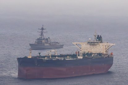 El destructor lanzamisiles de la clase Arleigh Burke USS Rafael Peralta (DDG 115) impone un bloqueo marítimo a un buque con pabellón iraní que intenta navegar hacia un puerto iraní, el 24 de abril de 2026. (Foto de la Armada de los Estados Unidos)