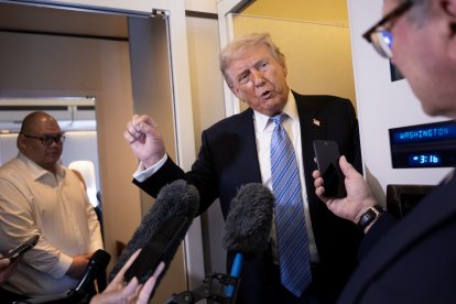 Donald Trump en el Air Force One/ Brendan Smialowski