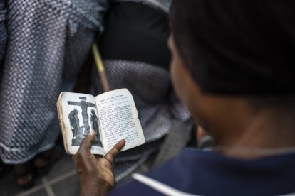 Un cristiano sostiene un libro de oraciones durante una procesión en Nigeria (Archivo)