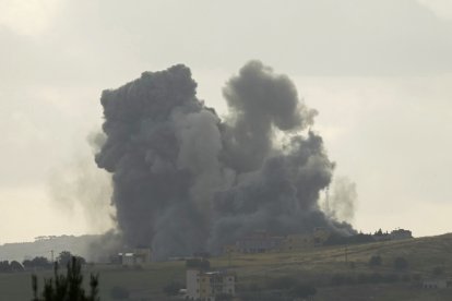 El humo se eleva desde el lugar de un ataque aéreo israelí (Archivo)