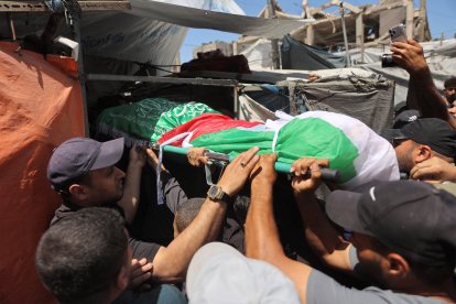 Hombres portan el cuerpo de Ezzedine Al-Haddad, el líder de las Brigadas Qassam, brazo armado del movimiento palestino Hamás