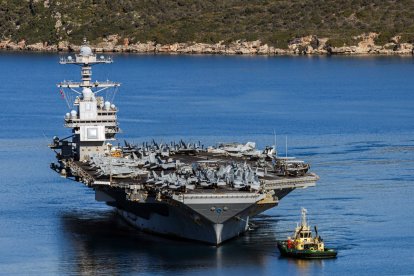 El portaaviones de la Marina de los EE. UU. USS Gerald R. Ford sale de la bahía de Souda en la isla de Creta