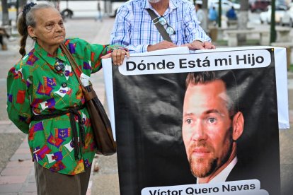 Carmen Navas posa junto a una imagen de su hijo, el preso político Víctor Quero Navas,