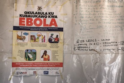 Cartel sobre cómo prevenir el ébola en Uganda. Imagen de archivo