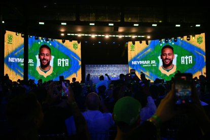 Una imagen del futbolista brasileño Neymar Jr. se proyecta en dos pantallas gigantes durante un evento para anunciar la plantilla de Brasil para el Mundial de 2026.