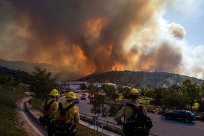 Un grupo de bomberos se prepara para combatir las llamas en California