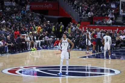 10 de febrero de 2025, Washington, Distrito de Columbia, EE. UU.: VICTOR WEMBANYAMA, con el dorsal n.º 1 de los San Antonio Spurs, observa el partido contra los Washington Wizards en el Capital One Arena. (Crédito de la imagen: © Sabina Shysh/ZUMA Press Wire)