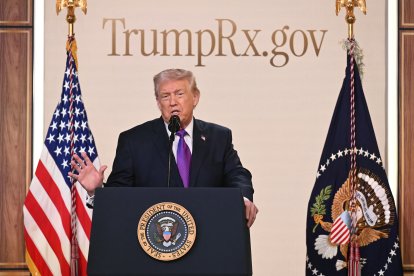 El presidente Donald Trump presneta la nueva plataforma TrumpRx (Archivo)