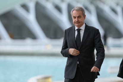(FILES) Former Spanish Prime Minister Jose Luis Rodriguez Zapatero  arrives to attend a state memorial for the more than 230 victims of last year's floods on the one year anniversary of the disaster at the City of Arts and Sciences cultural and architectural complex in Valencia on October 29, 2025. Spain's former Socialist Prime Minister Jose Luis Rodriguez Zapatero has been placed under investigation for influence peddling and related crimes, a court said on May 19, 2026. (Photo by Oscar DEL POZO / AFP)