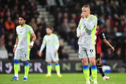 Erling Haaland, del Manchester City (a la derecha), observa el partido de la Premier League disputado en el Vitality Stadium, en Bournemouth. Fecha de la imagen: martes, 19 de mayo de 2026.