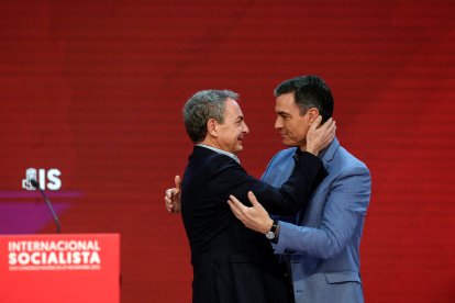 José Luis Rodríguez Zapatero y Pedro Sánchez, durante un acto de la Internacional Socialista en 2022