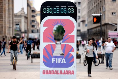 En la imagen se ve un reloj que marca los días que faltan para la Copa Mundial de la FIFA 2026, mientras personas y turistas caminan por Guadalajara