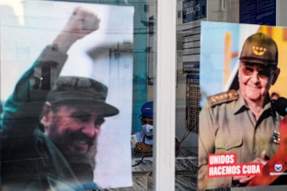 carteles del fallecido líder cubano Fidel Castro, que hoy habría cumplido 95 años, y del expresidente Raúl Castro