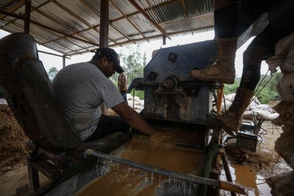 Hombres trabajan en una mina de oro artesanal en la localidad de El Dorado, estado Bolívar,
