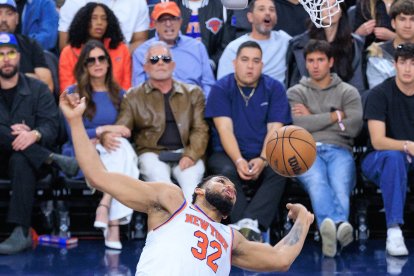 Karl-Anthony Towns #32 of the New York Knicks dunks during their 2026 NBA regular season game against the LA Clippers on Monday March 9, 2026 at Intuit Dome Arena in Inglewood, California. JAVIER ROJAS/PI