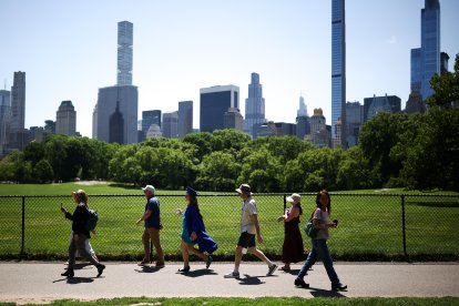 Personas pasean por Central Park en el distrito de Manhattan de la ciudad de Nueva York
