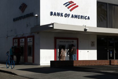 Personas utilizan los cajeros automáticos de una sucursal de Bank of America