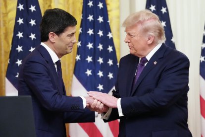 El presidente Trump estrecha la mano del nuevo presidente de la Fed, Kevin Warsh