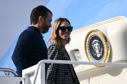 Bettina Anderson y Donald Trump Jr. entran en el Air Force One, en julio de 2025.