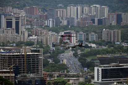 Un avión MV-22B Osprey de los Marines estadounidenses sobrevuela la ciudad en su camino hacia la Embajada de Estados Unidos en Caracas