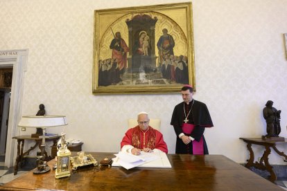 Esta fotografía, tomada el 15 de mayo de 2026 y difundida el 25 de mayo de 2025 por Vatican Media, muestra al papa León XIV firmando su primera encíclica, «Magnifica Humanitas», centrada en el auge de la inteligencia artificial, en el Vaticano. (Foto: Cortesía / VATICAN MEDIA / AFP) / USO EXCLUSIVAMENTE EDITORIAL - CRÉDITO OBLIGATORIO «AFP PHOTO / VATICAN MEDIA» - PROHIBIDO SU USO CON FINES COMERCIALES - PROHIBIDAS LAS CAMPAÑAS PUBLICITARIAS - DISTRIBUIDA COMO SERVICIO A LOS CLIENTES