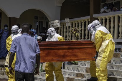 El ataúd de un fallecido por ébola es subido a una camioneta en RD Congo (Archivo)