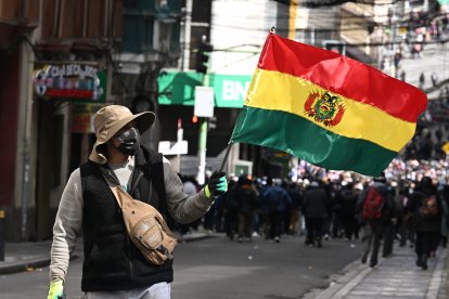 Un boliviano sostiene una bandera durante una manifestación contra el presidente Rodrigo Paz (Archivo)