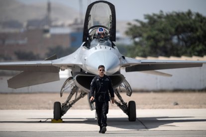 Un piloto estadounidense camina delante de un avión de combate (Archivo)