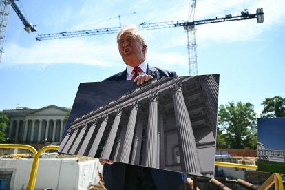 El presidente Trump en el sitio donde se construye el salón de baile de la Casa Blanca.
