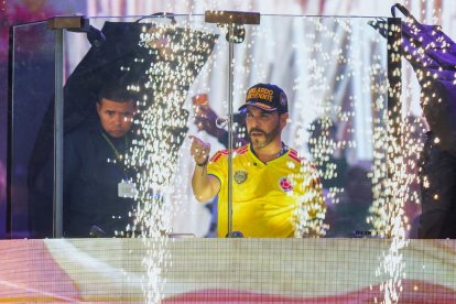 Abelardo de la Espriella, candidato presidencial colombiano por el partido Defensores de la Patria, gesticula tras un cristal antibalas durante su último mitin de campaña en Barranquilla