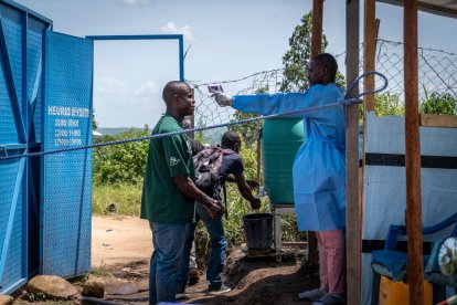 Un trabajador sanitario toma la temperatura a un visitante en el hospital de Rwampara, en Ituri, al este de la República Democrática del Congo