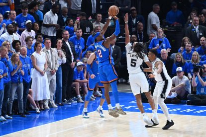 Shai Gilgeous-Alexander (Thunder) encesta delante de Stephon Castle (Spurs)