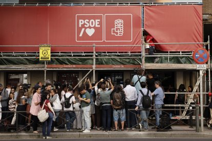 Miembros de los medios de comunicación se concentran frente a la sede del Partido Socialista Obrero Español (PSOE), actualmente en el poder, mientras agentes de la UCO —la unidad de la Guardia Civil especializada en investigaciones complejas y delicadas— registran las instalaciones en Madrid, el 27 de mayo de 2026. La policía española ha entrado hoy en la sede madrileña del partido socialista en el poder para solicitar documentos en el marco de una investigación sobre una presunta financiación ilegal del partido, según han informado fuentes judiciales y policiales. La operación se suma a la creciente presión sobre el presidente del Gobierno, Pedro Sánchez, después de que el expresidente socialista José Luis Rodríguez Zapatero fuera imputado la semana pasada por tráfico de influencias y otros delitos en otro caso.