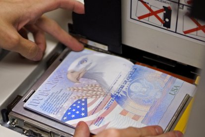 Servicio de Pasaportes del Departamento de Estado con un nuevo pasaporte estadounidense en blanco (Archivo)