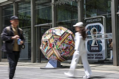 Carteles publicitarios de la Copa Mundial de la FIFA 2026 en un centro comercial de Nueva York