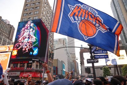 Fanáticos de los Knicks celebrando fuera del Madison Square Garden el 10 de mayo de 2026.