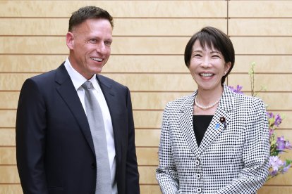 Peter Thiel reunido con la primera ministra japonesa Sanae Takaichi (R), en marzo de 2026.