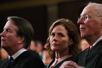 La jueza Amy Coney Barrett (al centro).